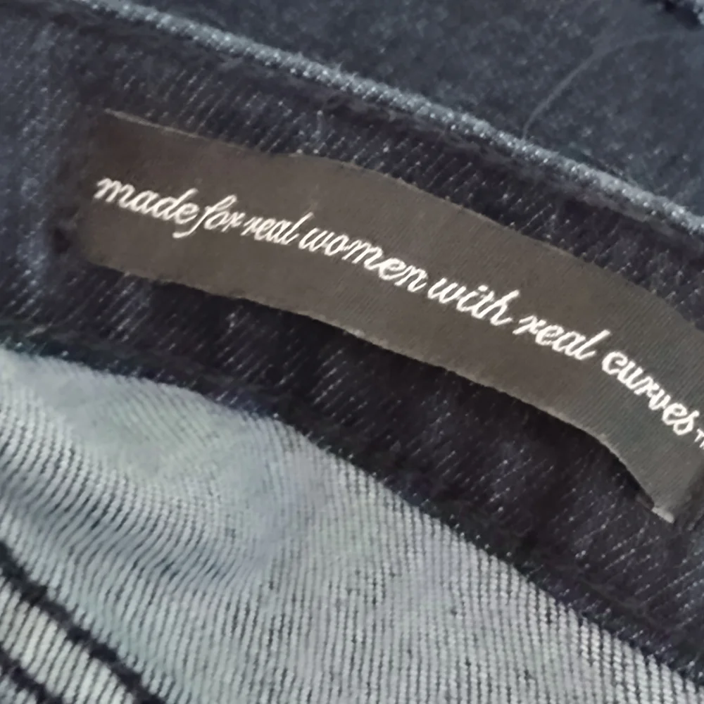 Denim Capris NYDJ Dark Wash Size 6 USA - Picture 9 of 12